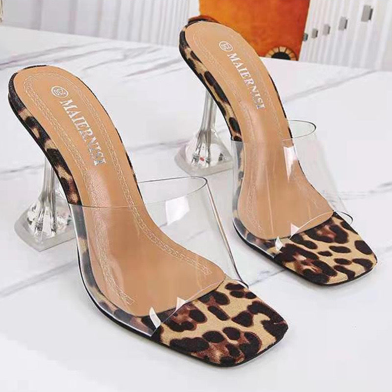 Sandales à talons hauts surdimensionnées d'été